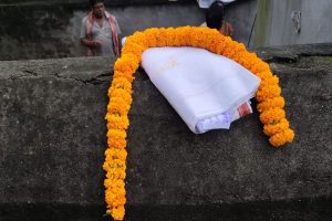 বিজেপি নেতার বাড়ির পাঁচিলে সাদা থান, গাঁদার মালা, হুমকি চিঠিতে লেখা, ‘সাবধান হয়ে যা, নইলে…!’