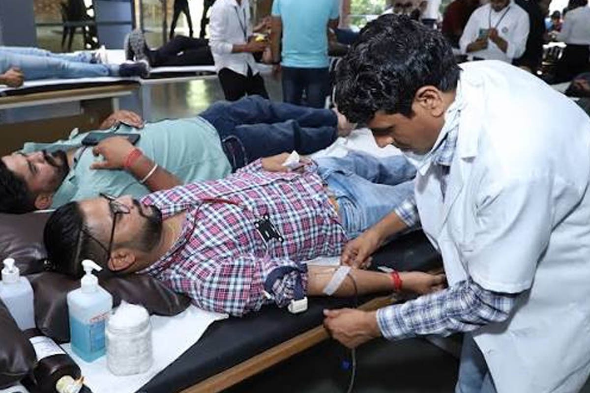 রক্তদান শিবিরে ‘ছদ্মবেশী’ মেডিক্যাল অফিসার! বিতর্কে ন্যাশনাল মেডিক্যালের একাধিক ডাক্তারি পড়ুয়া