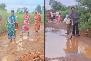 খাটিয়ায় চাপিয়ে হাসপাতালে রোগী! তৃণমূল জমানায় হয়নি রাস্তা মেরামত, এখনও যন্ত্রণায় গ্রামবাসীরা
