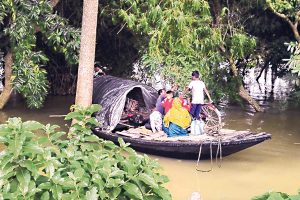 বাঁধ ভেঙে বানভাসি ১৫ গ্রাম, নৌকাতেই আতঙ্কের দিন-রাত্রি শয়ে শয়ে মানুষের!