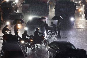 ৯ ঘণ্টা লোডশেডিং, রাত ৮টায় বন্ধ দোকান-বাজার, আলোর খোঁজে ভারতের দ্বারস্থ অন্ধকার বাংলাদেশ! 