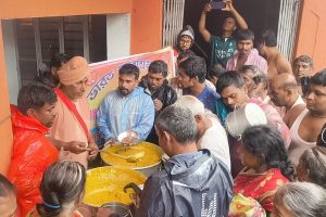 প্লাবিত মেদিনীপুরে জলযাতনা, বিপন্ন মানুষের পাশে ত্রাণ নিয়ে ভারত সেবাশ্রম সংঘ