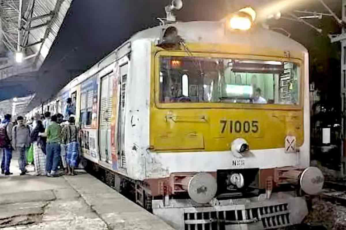 বনগাঁ শাখায় বন্ধ ট্রেন চলাচল, চরম ভোগান্তির শিকার যাত্রীরা