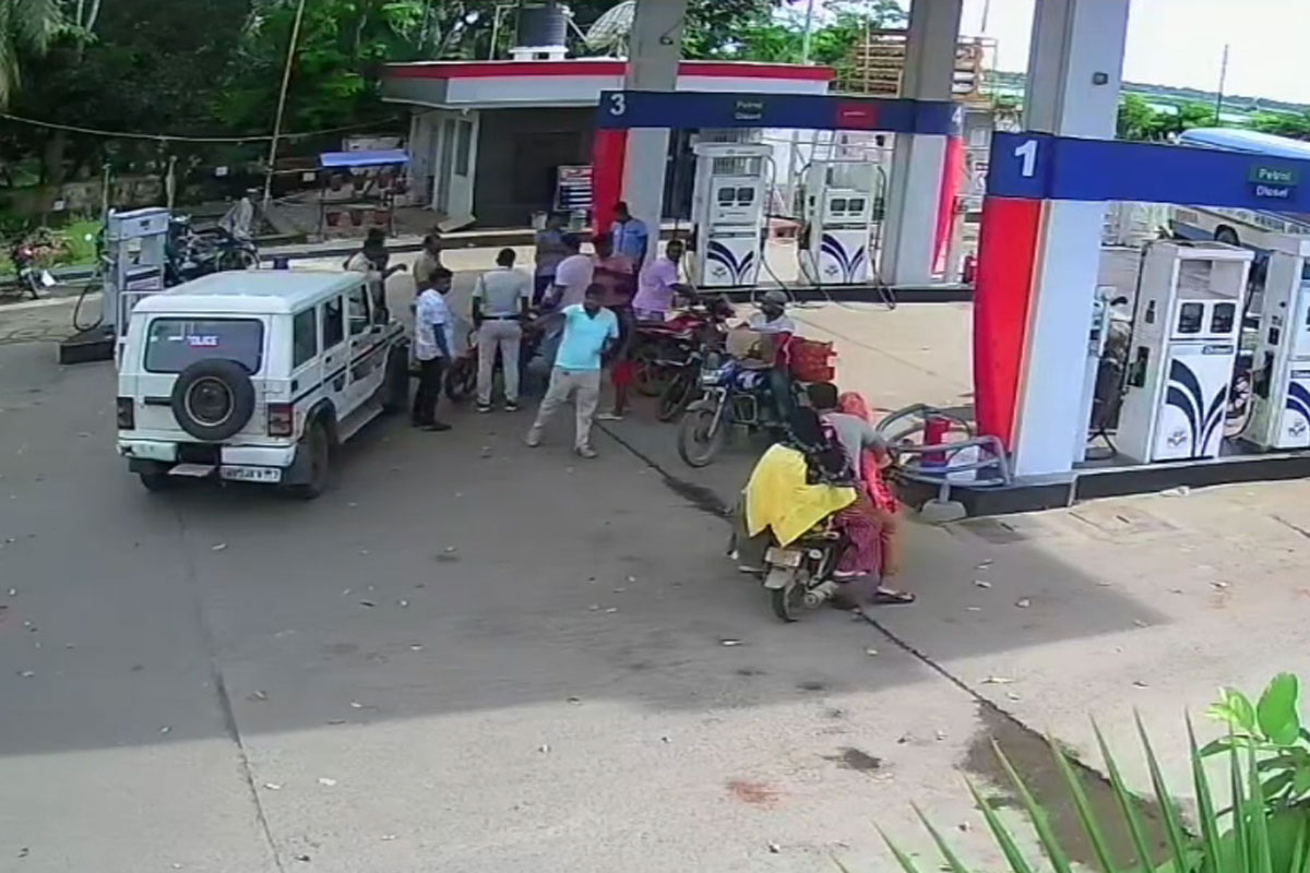 বাইকে ফুল ট্যাঙ্ক পেট্রল ভরেও টাকা দিতে অস্বীকার! মারধর, তোলাবাজির চেষ্টা করে গ্রেপ্তার ২ তৃণমূল নেতা