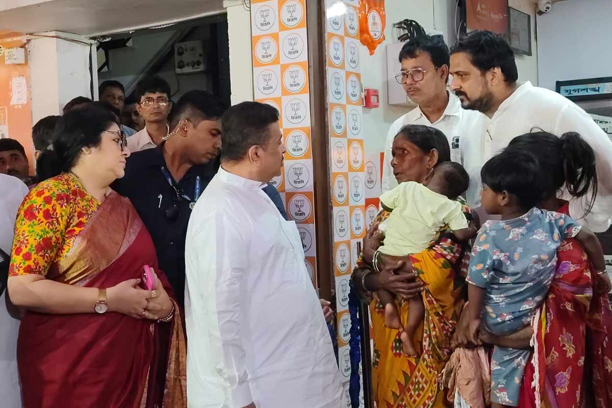 ফুটপাথে দুধ গরম বিতর্কে বাচ্চা কোলে মুখ্যমন্ত্রীর কাছে মহিলা, ‘বাসস্থানের ব্যবস্থা করব’, বললেন শুভেন্দু