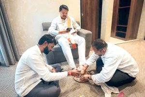 মোবাইলে বুঁদ কংগ্রেস নেতা, মেঝেয় বসে দুধ দিয়ে পদসেবায় মগ্ন ২ যুবক! ভাইরাল ভিডিওতে বিতর্ক