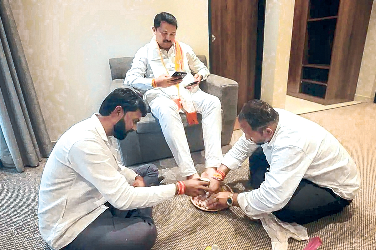 মোবাইলে বুঁদ কংগ্রেস নেতা, মেঝেয় বসে দুধ দিয়ে পদসেবায় মগ্ন ২ যুবক! ভাইরাল ভিডিওতে বিতর্ক