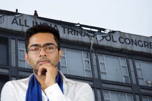পুলিশকে কলার ধরে মার! ‘বেআইনি’ বিলবোর্ড খোলা নিয়ে অভিষেকের ক্যামাক স্ট্রিটের অফিসে ধুন্ধুমার