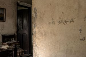 ঘরে উদ্ধার বাবা-মা-নাবালিকা মেয়ের দেহ! দেওয়ালের সুইসাইড নোটে লেখা, ‘দায়ী রবীন্দ্রনাথ’, আটক ৪