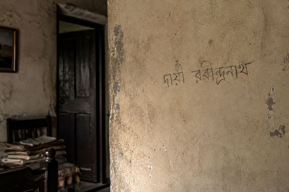 ঘরে উদ্ধার বাবা-মা-নাবালিকা মেয়ের দেহ! দেওয়ালের সুইসাইড নোটে লেখা, ‘দায়ী রবীন্দ্রনাথ’, আটক ৪