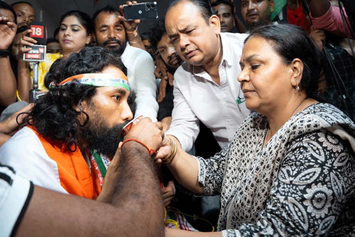 ১৬ দিন পর অনশন ভাঙলেন দেবেন্দ্র, পরীক্ষা বাতিলের সিদ্ধান্তে উঠতে পারে আন্দোলনও
