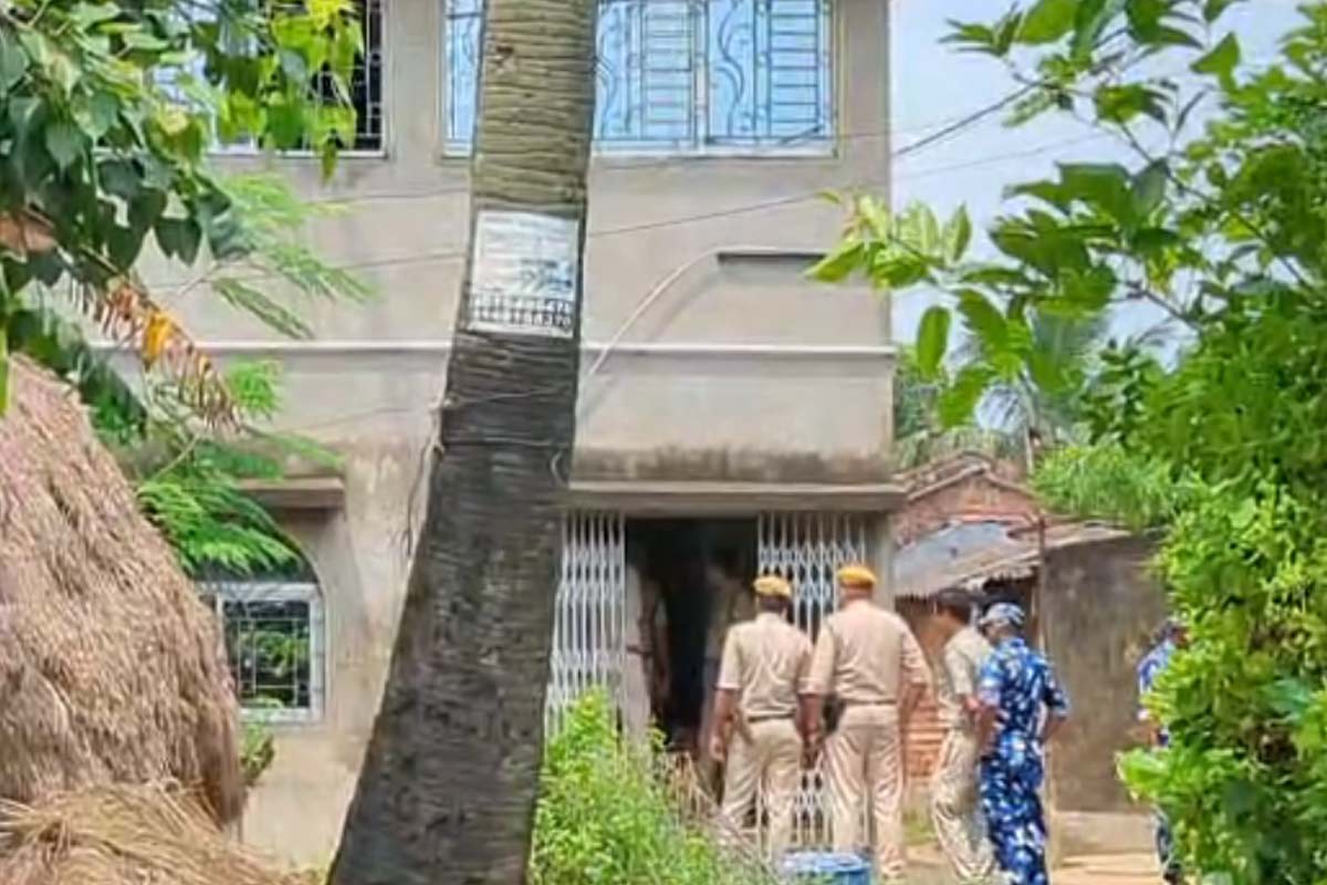 ঘরে উদ্ধার বাবা-মা-নাবালিকা মেয়ের দেহ! দেওয়ালের সুইসাইড নোটে লেখা, ‘দায়ী রবীন্দ্রনাথ’, আটক ৪