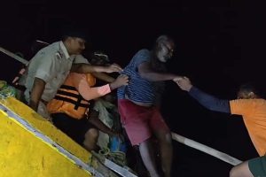 মাঝ সমুদ্রে থামল ইঞ্জিন, অথৈ জলে অন্ধ্রের ৮ মৎস্যজীবী! ২৮ দিন পর দৈবক্রমে দিঘায় উদ্ধার