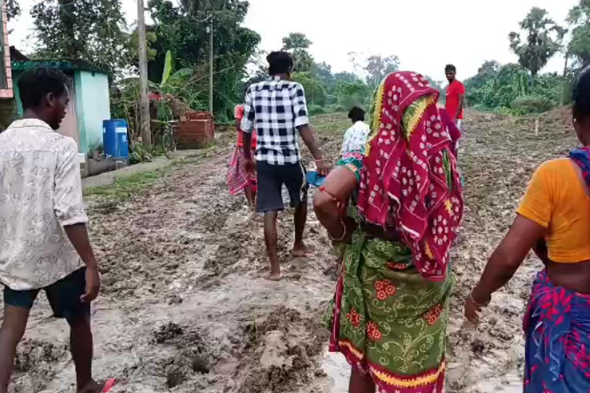 বেহাল রাস্তায় গ্রামে ঢুকতে ব্যর্থ অ্যাম্বুল্যান্স, মৃত্যু শিশুর! গলসিতে ব্যাপক বিক্ষোভ