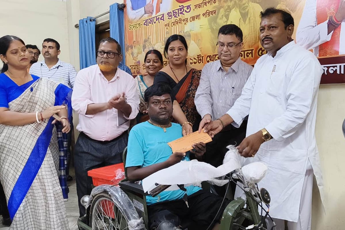 ভগ্নিপতির কাঁধে চেপে গেছিলেন ‘জনতার দরবারে’, চাকরি পেলেন পূর্ব মেদিনীপুরের প্রতিবন্ধী যুবক