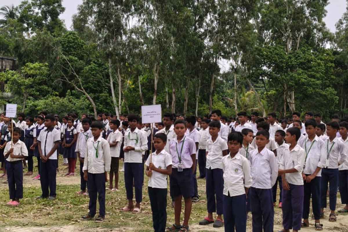 বই হাতে একাকী সংগ্রাম, বদলের বাহকদের আগলে রাখার সময় এখন