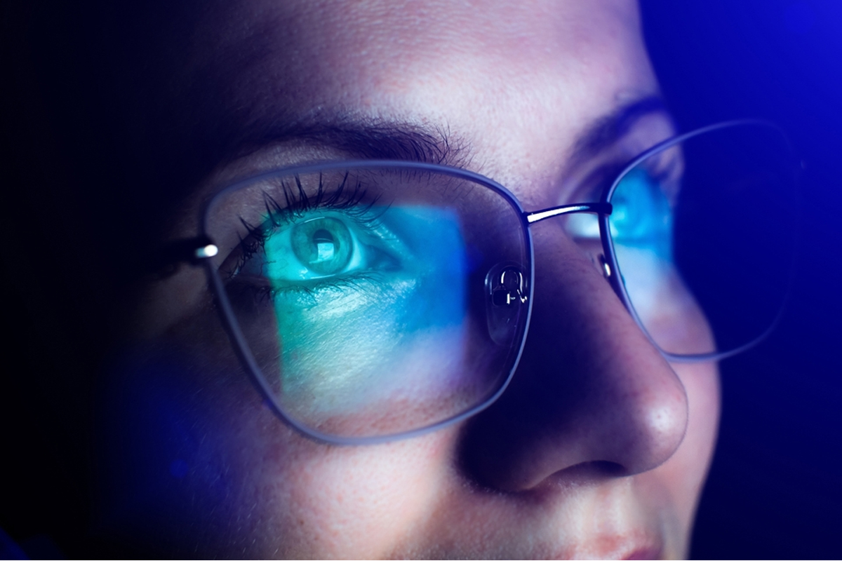 blue light screen eye damage myths digital eye strain