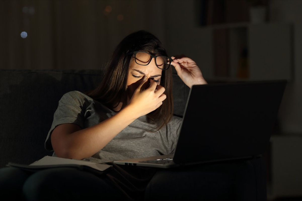 blue light screen eye damage myths digital eye strain