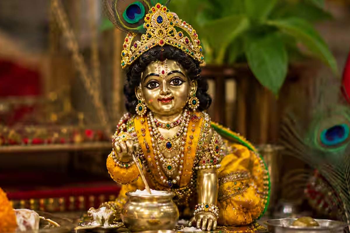 মাখন-মিছরি না দিলে রুষ্ট হয় ছোট্ট গোপাল? জেনে নিন প্রসাদ নিবেদনের পদ্ধতি