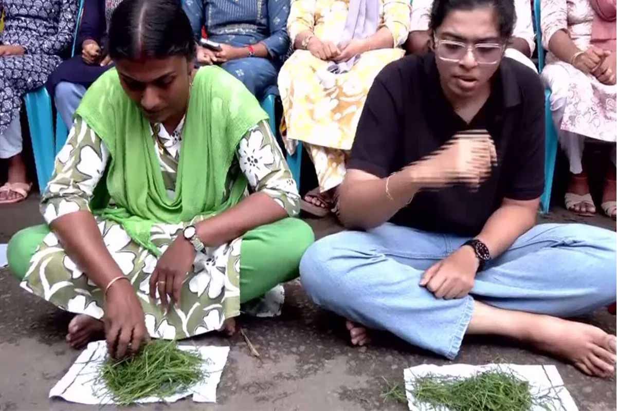 পরীক্ষায় পাশ করলেও নিয়োগ হয়নি, ‘ঘাস খেয়ে’ প্রতিবাদ কেরলের হবু শিক্ষকদের