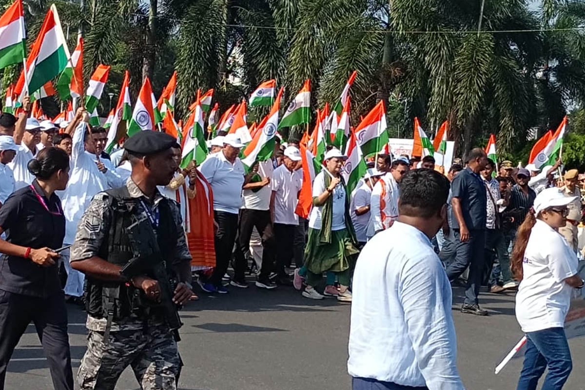 কলকাতার রাজপথে ‘হর ঘর তেরঙ্গা’ যাত্রায় জাতীয় পতাকা হাতে মুখ্যমন্ত্রী, শামিল হাজার হাজার মানুষ