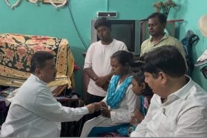 স্বামীর মৃত্যুর সুবিচার, সন্তানদের দায়িত্ব, মুখ্যমন্ত্রীর রাজধর্ম পালনে মুগ্ধ হালিশহরের নিহত তৃণমূল কর্মীর স্ত্রী