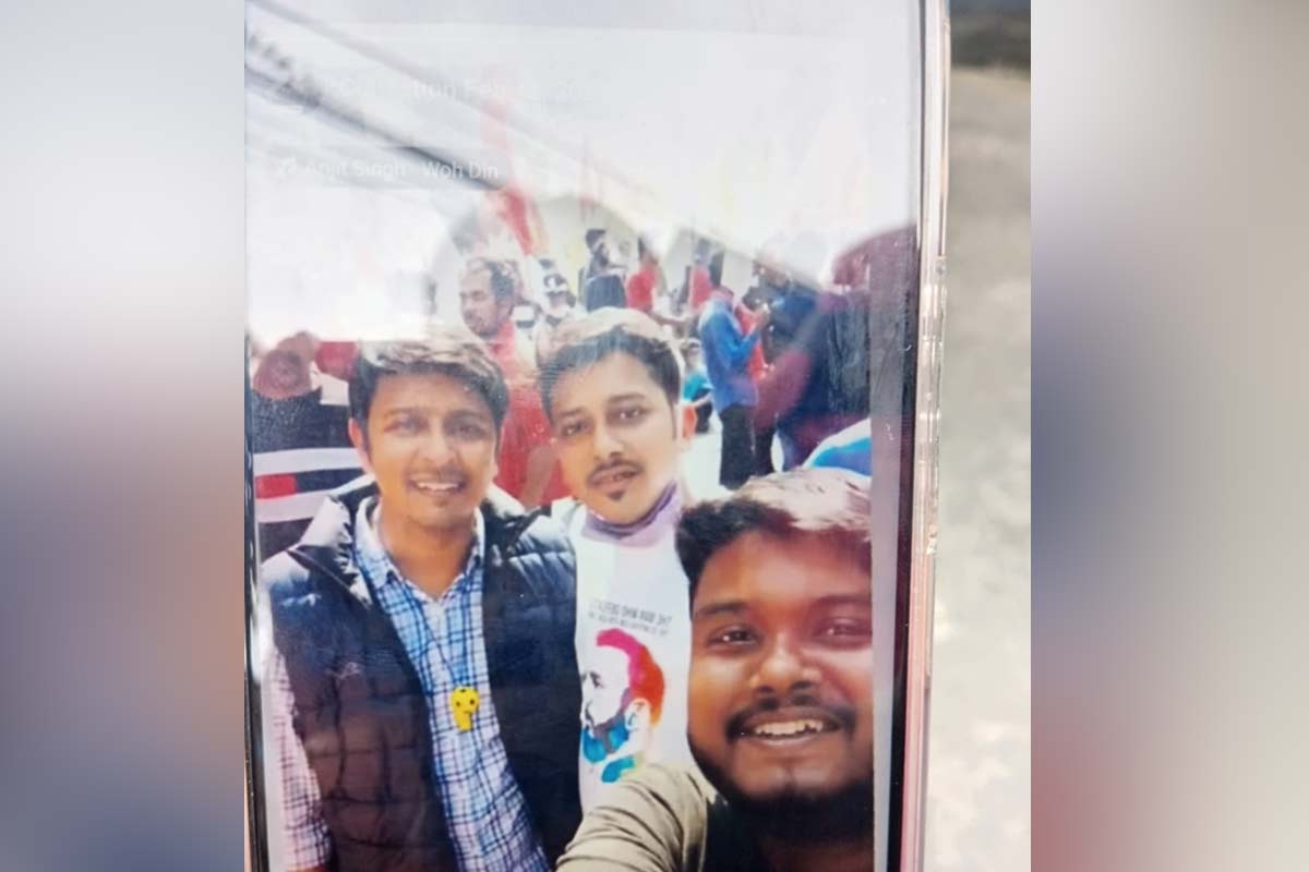 Howrah man accused of ₹80-crore fraud appears in photographs with Left Front leaders.