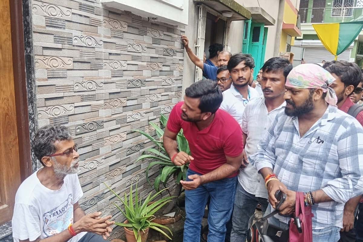 বামনেতাদের সঙ্গে ছবি! শেয়ার ট্রেডিংয়ের নামে ৮০ কোটির ‘প্রতারণা’ করে পলাতক হাওড়ার যুবক