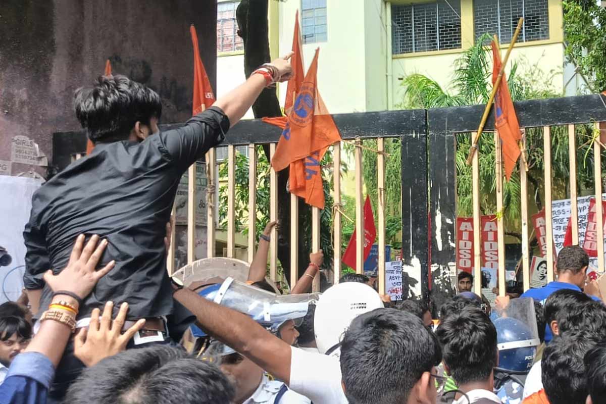 মুখোমুখি এবিভিপি-এসএফআই, মিছিল আটকাল পুলিশ, রণক্ষেত্র যাদবপুর