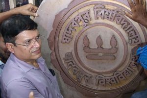 ছাত্র সংঘাতে বিক্ষত নন্দলালের শিল্প, যাদবপুরের গেটে আবারও স্বগরিমায় ‘গর্বে’র প্রতীক