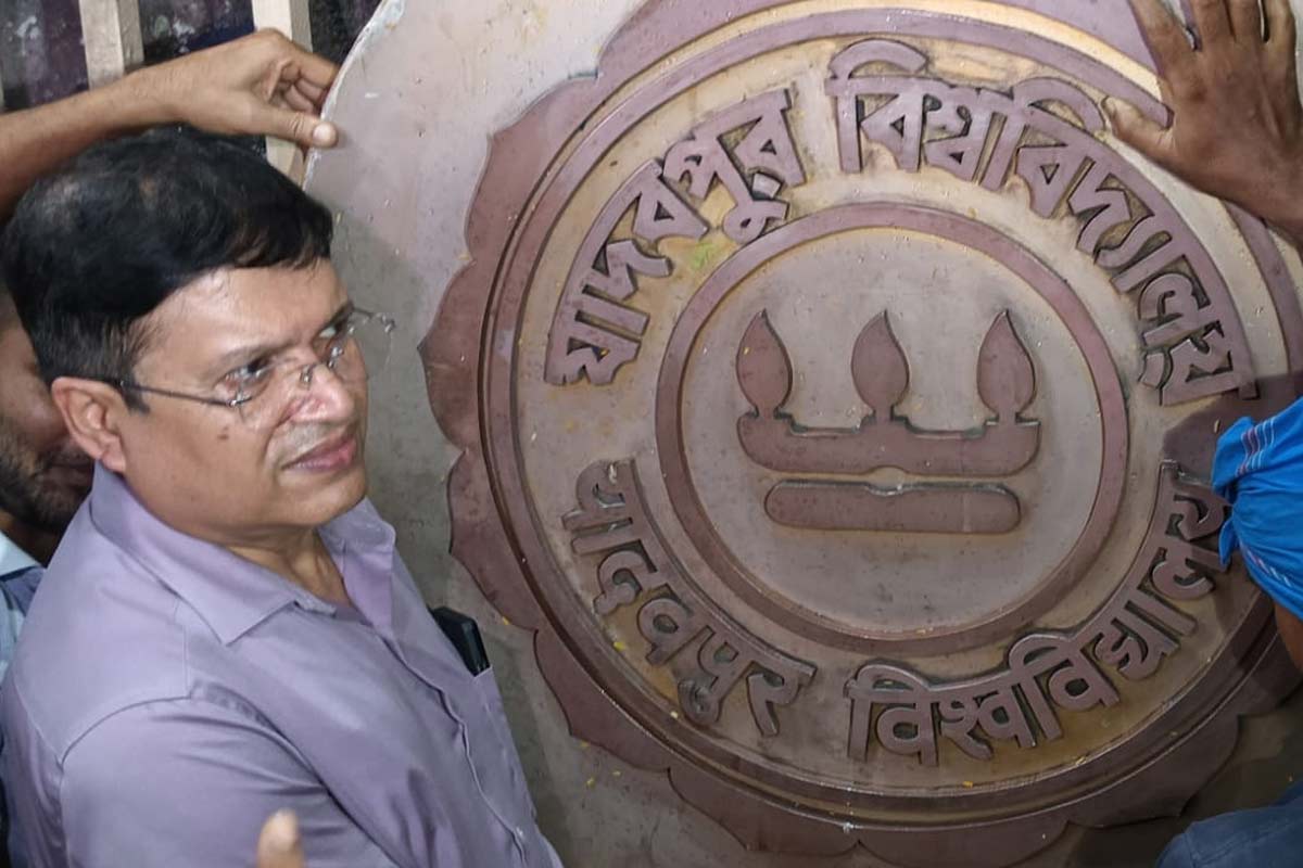 ছাত্র সংঘাতে বিক্ষত নন্দলালের শিল্প, যাদবপুরের গেটে আবারও স্বগরিমায় ‘গর্বে’র প্রতীক