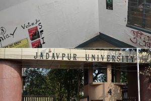 যাদবপুর ক্যাম্পাসে ‘দেশপ্রেম’ বার্তা এসএফআইয়ের, ‘দেশদ্রোহী’ তকমার জবাবে হাতিয়ার গণসঙ্গীত