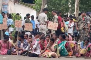 ঝাড়গ্রামে নাবালিকাকে ধর্ষণ! গ্রেপ্তার অভিযুক্ত, প্রতিবাদে রাস্তা অবরোধ আদিবাসীদের
