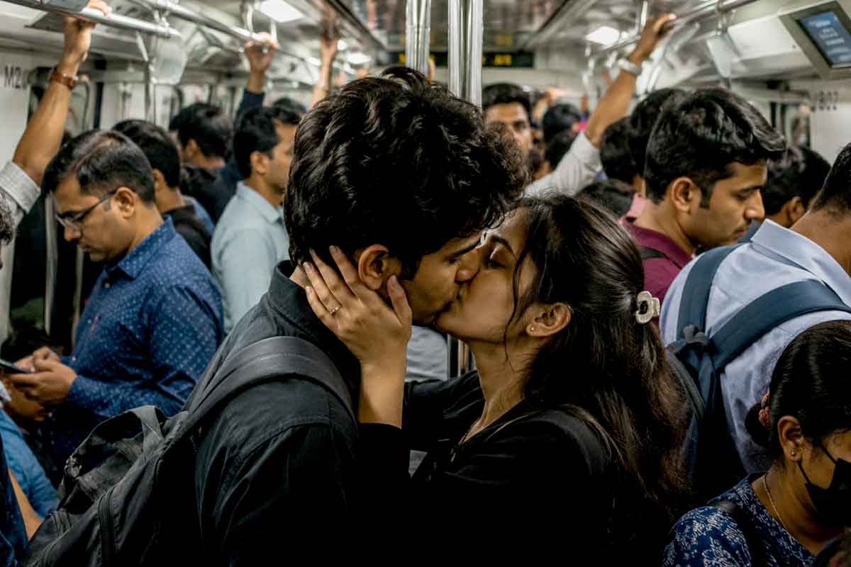 Does Public Kissing Really Strengthen Your Romantic Relationship