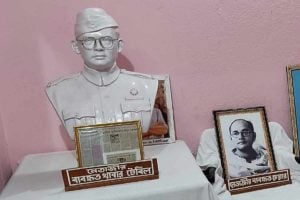 ‘নেতাজিকে দেবজ্ঞানে পুজো করি’, দেশনায়কের অপমানে ক্ষমা চেয়েও তোপের মুখে অনন্ত মহারাজ