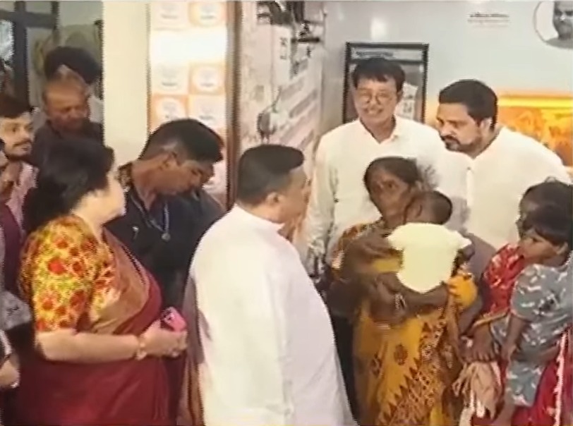 ফুটপাথে দুধ গরম বিতর্কে বাচ্চা কোলে মুখ্যমন্ত্রীর কাছে মহিলা, ‘বাসস্থানের ব্যবস্থা করব’, বললেন শুভেন্দু