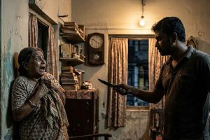 ফের শহরে ‘সফট টার্গেট’ প্রৌঢ়া! গলায় ছুরি ঠেকিয়ে ডাকাতি, বেল্ট জড়িয়ে খুনের চেষ্টা ‘পুরাতন ভৃত্যে’র