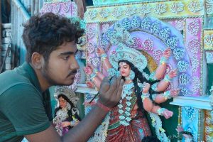 কৃষ্ণনগরের কলেজছাত্রের তৈরি দুর্গাপ্রতিমা পাড়ি দিচ্ছে জাপান, কীভাবে স্বপ্ন সত্যি হল অগ্নিভর?