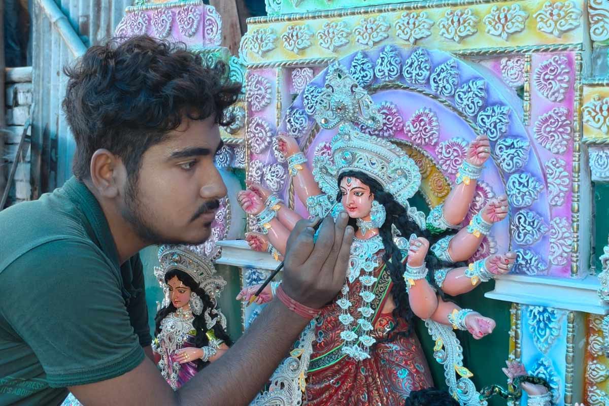 কৃষ্ণনগরের কলেজছাত্রের তৈরি দুর্গাপ্রতিমা পাড়ি দিচ্ছে জাপান, কীভাবে স্বপ্ন সত্যি হল অগ্নিভর?