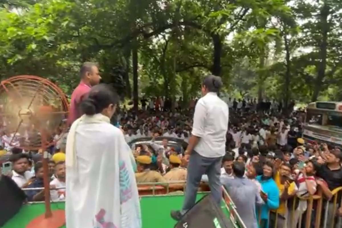 মমতা পৌঁছতেই সভামঞ্চে বিশৃঙ্খলা! প্রায় বন্ধ ক্যাথিড্রাল রোড, নিজে গাড়ি পাস করালেন তৃণমূল নেত্রী
