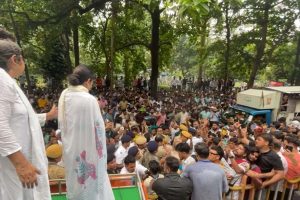 মমতা পৌঁছতেই সভামঞ্চে বিশৃঙ্খলা! প্রায় বন্ধ ক্যাথিড্রাল রোড, নিজে গাড়ি পাস করালেন তৃণমূল নেত্রী