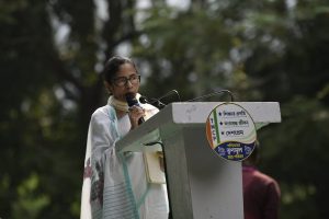 ‘গোটা লাইব্রেরি বানিয়ে দিতে পারি’, বিধানসভার বই ‘চুরি’ ইস্যুতে ফুঁসে উঠলেন মমতা