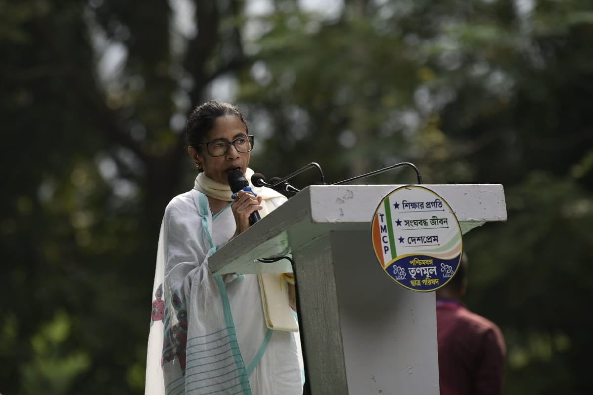 ‘গোটা লাইব্রেরি বানিয়ে দিতে পারি’, বিধানসভার বই ‘চুরি’ ইস্যুতে ফুঁসে উঠলেন মমতা