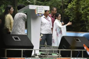 ‘প্রতিদিন রাত ১০টায় দু’টো পাগল পাঠিয়ে দিচ্ছে’, বিজেপিকে আক্রমণ মমতার