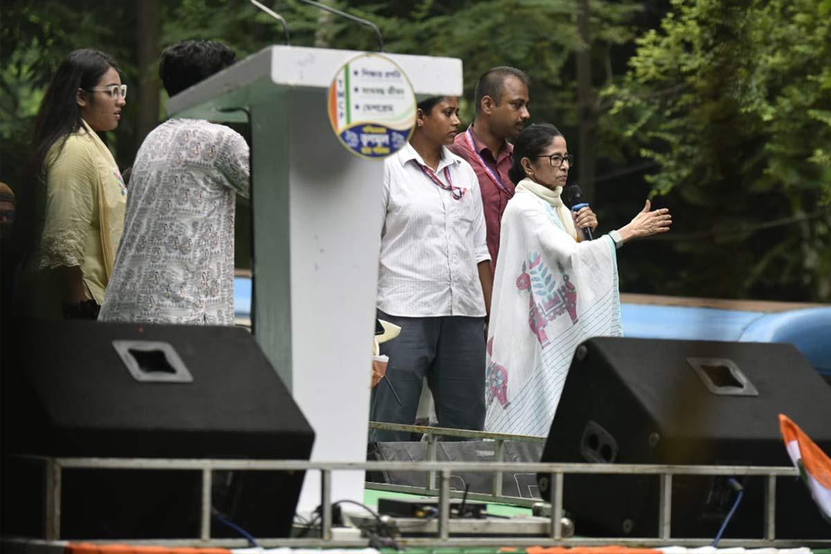 ‘প্রতিদিন রাত ১০টায় দু’টো পাগল পাঠিয়ে দিচ্ছে’, বিজেপিকে আক্রমণ মমতার
