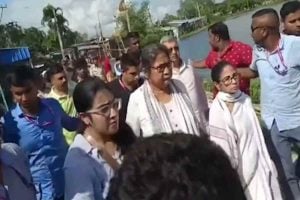 এবার জনরোষে মমতা! হালিশহরে গাড়িতে কাদা-জুতো, উঠল ‘চোর-ডাকাতরানি’ স্লোগান