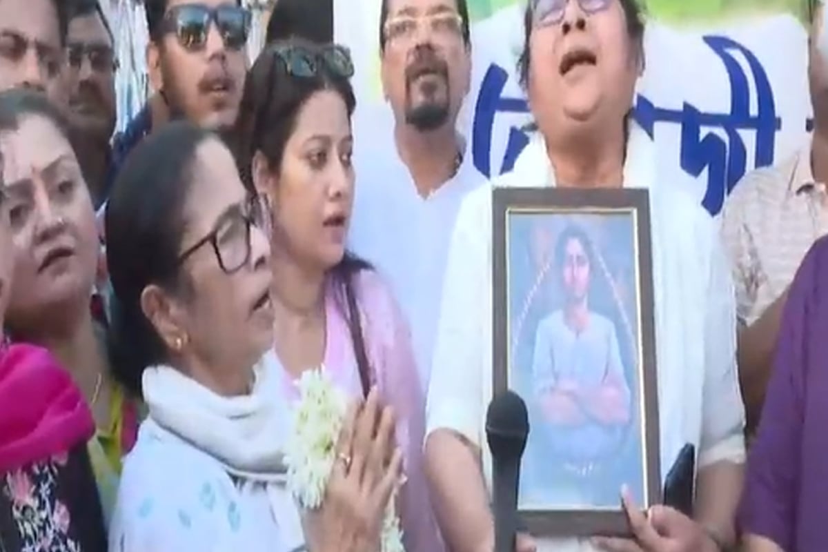 হালিশহরের পর শ্যামবাজার, নেতাজিকে শ্রদ্ধাজ্ঞাপন সেরে ফেরার পথে মমতাকে লক্ষ্য করে ‘চোর’ স্লোগান