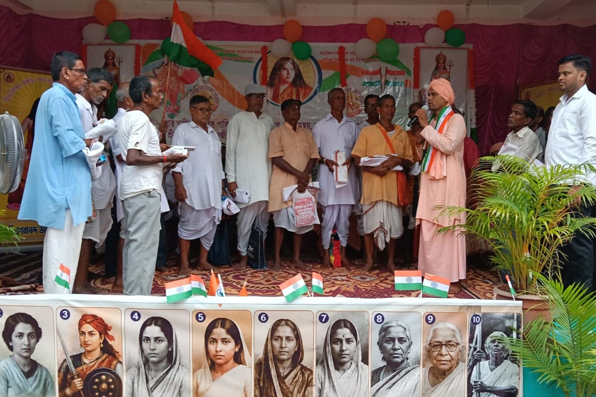 ৮০তম স্বাধীনতা দিবসে মন্মথপুরে ছাত্রছাত্রীদের সংবর্ধনা, সম্মানিত গ্রামের পুজো কমিটি