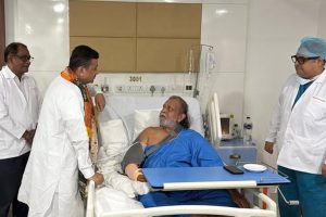 অসুস্থ মিঠুন চক্রবর্তীকে দেখতে হাসপাতালে মুখ্যমন্ত্রী শুভেন্দু, এখন কেমন আছেন ‘মহাগুরু’?