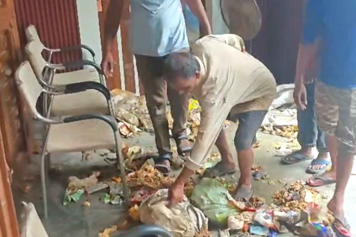 মিলছে না বেতন, পুরভবন-চেয়ারম্যানের ঘরের সামনে আবর্জনা-মরা কুকুর ফেলে বিক্ষোভ সাফাই কর্মীদের